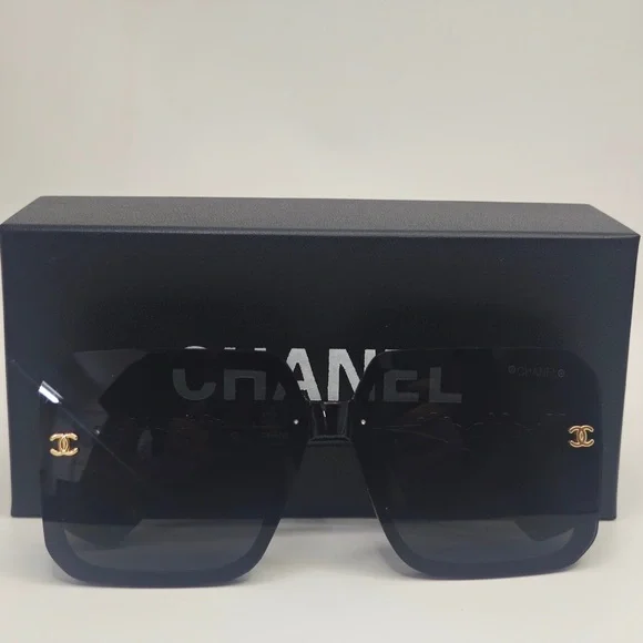 CHANEL Elegant Black Sunglasses with Gold Accents - Picture 5 of 6